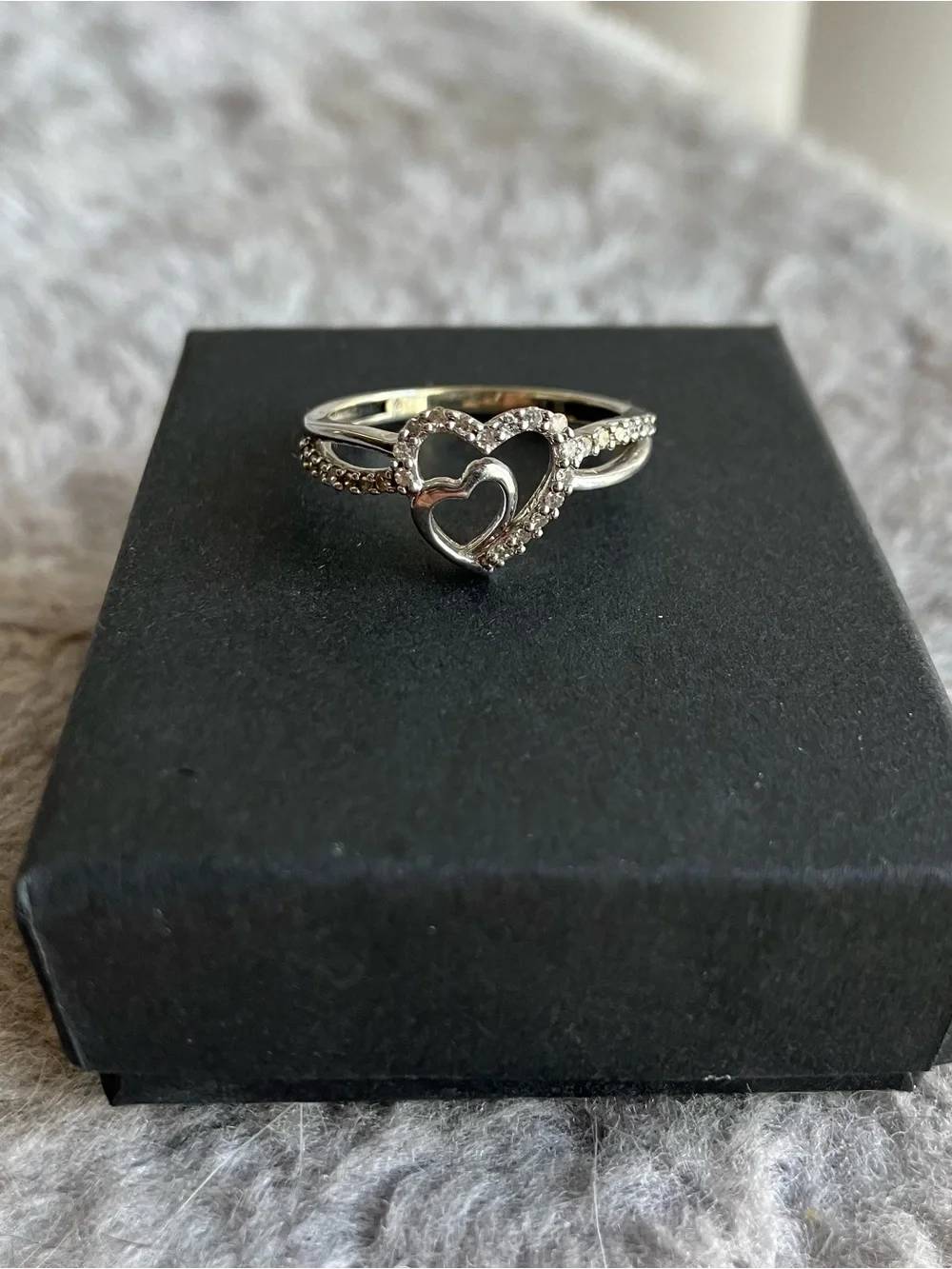 10K White Gold Heart Ring, Size 6.5 - Picture 4 of 12